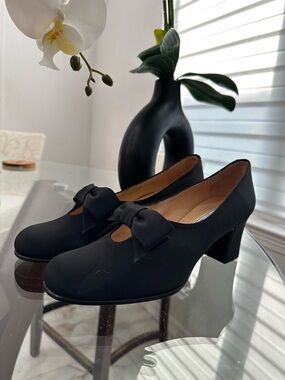 Kenneth Cole Vintage Black satin round-toe shoe.  Made in Spain